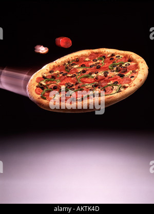 fliegende italienische Pizza Pie Käse Peperoni Pilze schwarze Oliven Kopie Raum Bewegung Streifen Bewegung Fastfood Bon Appetit Stockfoto