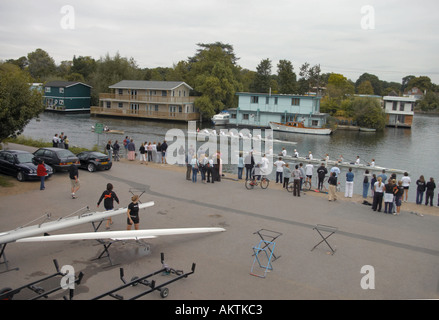 im Molesey Bootclub auf der Themse zwei Achter-Rennen bis zur Ziellinie Stockfoto