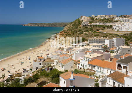 Portugal Algarve Fischerdorf Salema und Strand, West-Algarve im Sommer Stockfoto