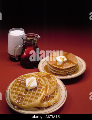 Stapel von Pfannkuchen Waffeln geschmolzen Butter Sirup Glas Glas Milch Frühstück Stockfoto