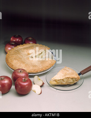 Apfelkuchen Slice geschnitten rote Äpfel, die Glas Platte Aluminium Pie Zinn mit Spachtel frisch Bon Appetit gebacken Stockfoto