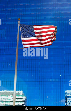 Amerikanische Flagge und Wolkenkratzer Stockfoto