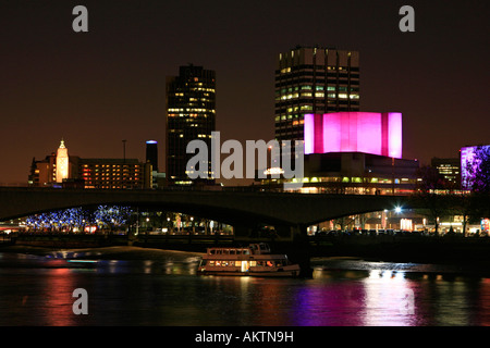 Südufer Waterloo Brücke Stadt über den Fluss Themse Nacht Reflexionen London England uk gb Stockfoto