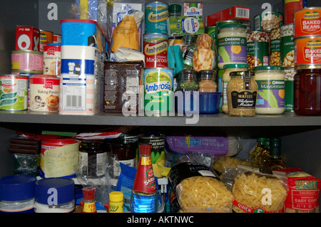 Regale in einem Lebensmittel Schrank voller Lebensmittel Stockfoto