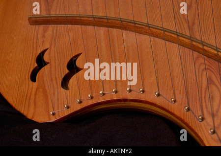 Auszug aus einer handgeschnitzten Holz pentatonischen Leier Stockfoto