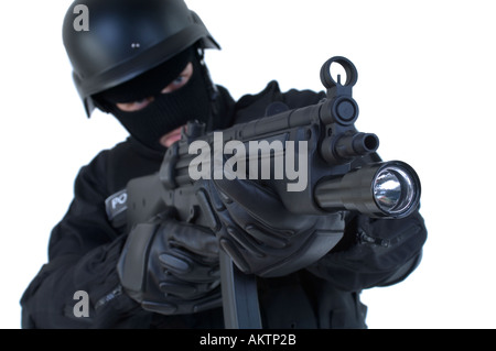 ein Polizist gekleidet in ein SWAT-Team Aufruhr einheitliche halten und eine automatische mp5 Maschinengewehr abfeuern Stockfoto