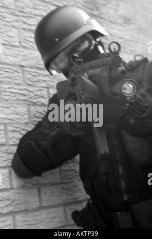 ein SWAT-Polizist in voller Uniform mit Helm und mp5 Maschinengewehr Stockfoto