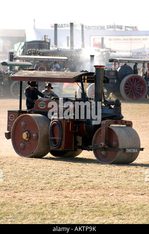 Dampf und Zugmaschine während der Kundgebung am Great Dorset Steam Rally 2005 arbeiten Stockfoto