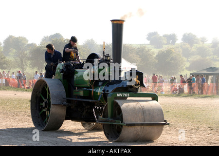 Vintage Dampfwalze, angetrieben von zwei Männern am Great Dorset Steam Rally 2005 Stockfoto