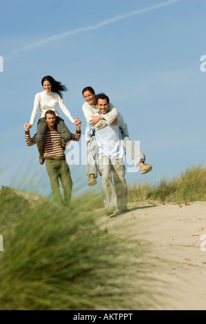 Freunde im Sand Dünen wandern und Spaß Stockfoto