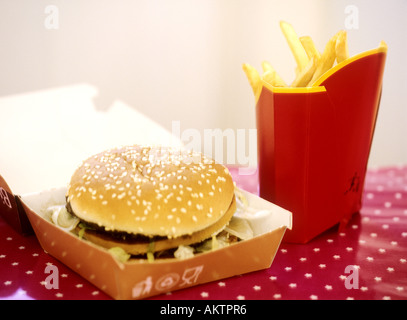 Nahaufnahme von Karton von Chips und einen Burger auf einem Tisch Stockfoto