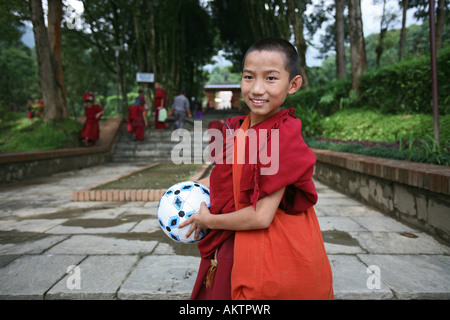 Tibetische Mönche Fußball zu spielen. Die Mehrheit der Mönche in Nepal sind Flüchtlinge aus Tibet und Leben in den Klöstern Stockfoto