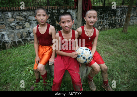 Tibetische Mönche Fußball zu spielen. Die Mehrheit der Mönche in Nepal sind Flüchtlinge aus Tibet und Leben in den Klöstern Stockfoto