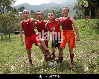 Tibetische Mönche Fußball zu spielen. Die Mehrheit der Mönche in Nepal sind Flüchtlinge aus Tibet und Leben in den Klöstern Stockfoto