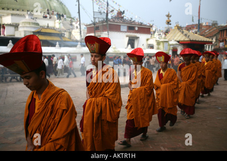 Im Tempel Boudanath Stupa sind Mönche ihren Gott anzubeten. Stockfoto