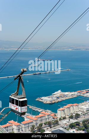 Seilbahn und Aussicht über den Hafen auf das spanische Festland aus dem oberen Felsen, Gibraltar, Stockfoto