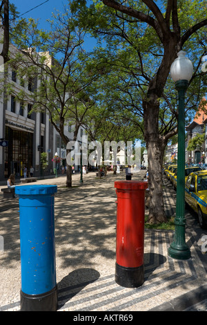 Post Boxen auf dem Bürgersteig auf der Avenida Arriaga, Funchal, Madeira, Portugal Stockfoto