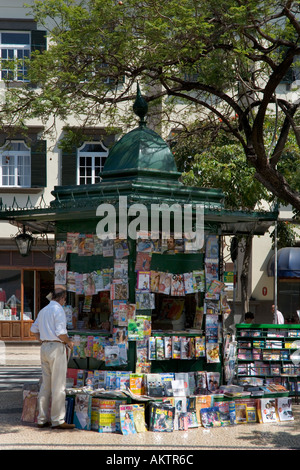 Man kauft eine Zeitung an einem Zeitungskiosk in der Innenstadt, Funchal, Madeira, Portugal Stockfoto