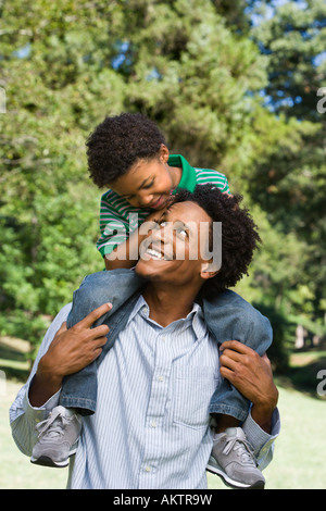 Vater mit Sohn auf Schultern im park Stockfoto