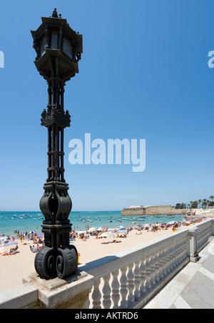 Playa De La Caleta mit dem Castillo de Santa Catalina in der Ferne, Altstadt, Cádiz, Andalusien, Spanien Stockfoto