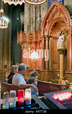 Chartres Frankreich, Inneres 'Notre Dame Kathedrale' christliche Familie betend gemeinsam Altar, im Kirchenheiligtum Spiritualität, französische katholiken Stockfoto