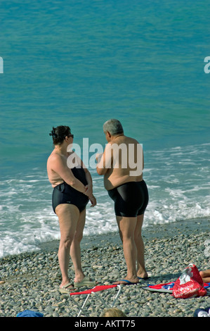 Nettes Frankreich, Strandszene, ÜBERGEWICHTIGES Paar, das in Badeanzügen in der Nähe des Mittelmeers steht, fette Frau, fette Leute von hinten Stockfoto
