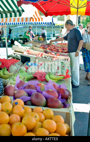 Nizza Frankreich, französische Märkte Leute Mann Einkaufen in Outdoor-Bauer Markt "Cours Saleya" Zentrum der Stadt Stockfoto