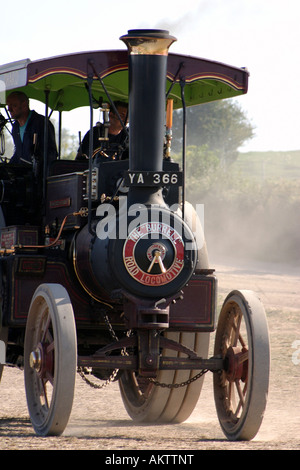 Dampf und Zugmaschine während der Kundgebung am Great Dorset Steam Rally 2005 arbeiten Stockfoto