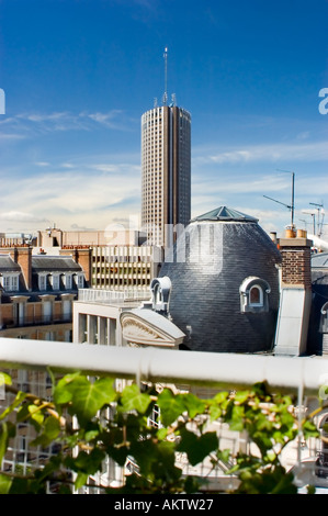 Paris, Frankreich, moderne Wohnarchitektur Kontrast zu alten Gebäuden Wolkenkratzer Balkon, Hotelturm, neu Stockfoto