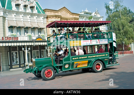 Chessy, FRANKREICH, Crowd People, Reiten Vergnügungspark Disneyland Paris altmodisch, öffentlicher Bus, Fahrt auf der „Main Street USA“ vor dem Hotel Stockfoto