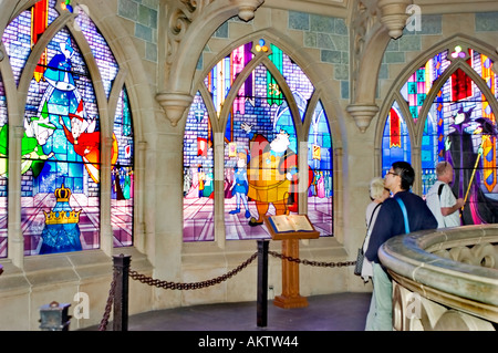 Frankreich-Vergnügungsparks, Disneyland Paris, Touristen besuchen im Sleeping Beauty Castle Innenraum Stained Glass Windows Details Stockfoto