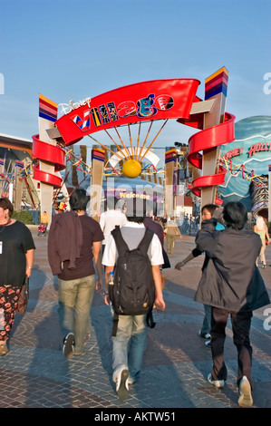 Chessy, FRANKREICH, Eintritt in den Vergnügungspark Disneyland Paris Attraktionen, Menschenmenge, Spaziergang Teens mit Rucksäcken zu Fuß zum Eingang zum „Disney Village“ Stockfoto