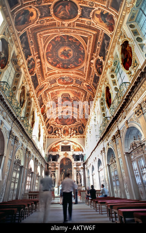 Fontainebleau, Frankreich, Denkmäler "Chateau de Fontainebleau" Touristen, die französischen Schlosses Dreifaltigkeitskapelle inneren Heiligtum" französische Schloss 'Innenraum Stockfoto