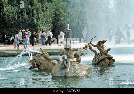 Versailles Frankreich, „Neptunbrunnen“ „Grands Eaux Musicales“ Festival, Touristen besuchen die Statue der Gärten von Versailles Stockfoto