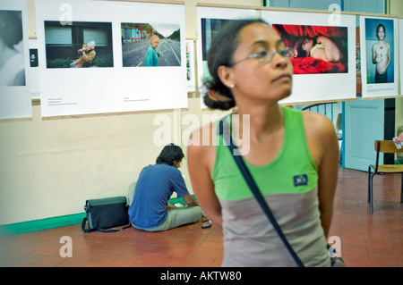 Perpignan Frankreich, junge weibliche Touristen besuchen Foto Ausstellung im Fotojournalismus-Festival 'Visa Pour l ' Image' Stockfoto