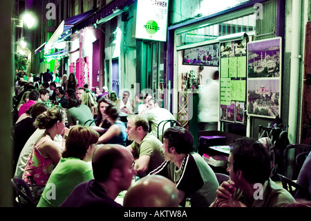 Perpignan Frankreich, Menschenmengen, die auf dem Bürgersteig essen, spanisches Restaurant, Stadtzentrum, nachts, authentischer französischer Lebensstil, überfülltes Restaurant Stockfoto