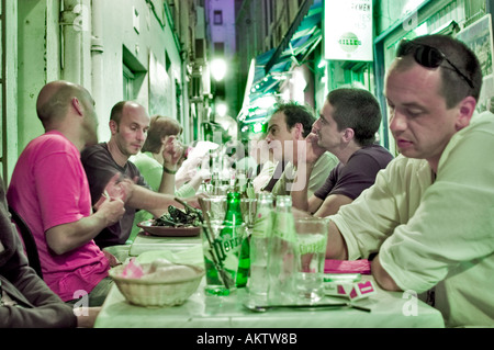 Perpignan Frankreich, mittlere Gruppe von Personen, Abendessen für junge Erwachsene auf dem Bürgersteig, „Spanisches Restaurant“, „Stadtzentrum“, Rauchen bei Nacht Stockfoto