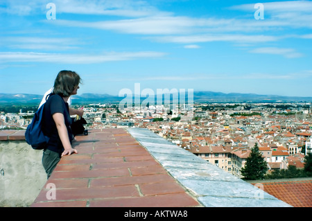 Perpignan Frankreich, weibliche Teenager mit Blick auf das „Stadtzentrum“ aus dem „Casillet Museum of Folk Arts“, mit Blick auf die Stadt mit Menschen Stockfoto