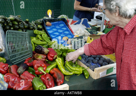 Perpignan Frankreich, kleine Nachbarschaft Lebensmittelgeschäft Gemüse auf dem Bürgersteig im Zentrum der Altstadt Senior Frau Kauf Lebensmittel, Shopper Auswahl, Stockfoto