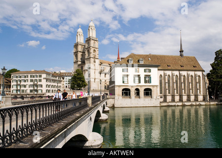 Blick über Münster-Brücke zum Grossm Nster und Wasser Kirche mit Helmhaus Zürich Kanton Zürich Schweiz Stockfoto