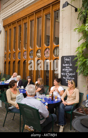 Gäste sitzen in einem Straßencafé Neumarkt Zürich Kanton Zürich Schweiz Stockfoto
