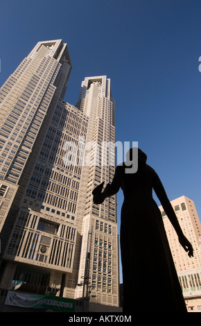 Eine der mehreren Statuen Tokyo Metropolitan Regierung Gebäuden Shinjuku Japan Stockfoto