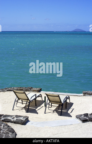 Zwei Liegestühle am Strand Stockfoto