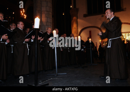 Gouda in der St. Johanneskirche singt ein Chor der Mönche Stockfoto