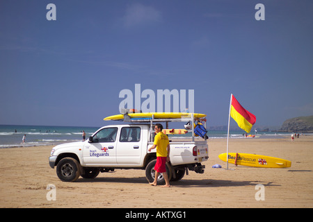 RNLI Strand Rettungsschwimmer mit Life guard Fahrzeug, beobachten und patrouillieren in den Strand von Watergate Bay, Cornwall, England, UK Stockfoto