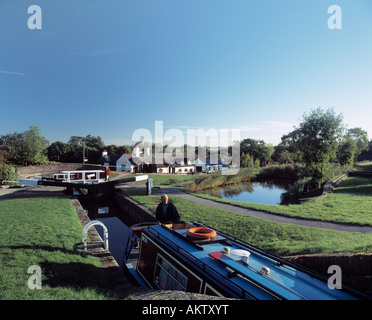 Kanalboot aufsteigender 10 Sperre Flug bei Foxton in der Nähe von Market Harborough Leicestershire Stockfoto