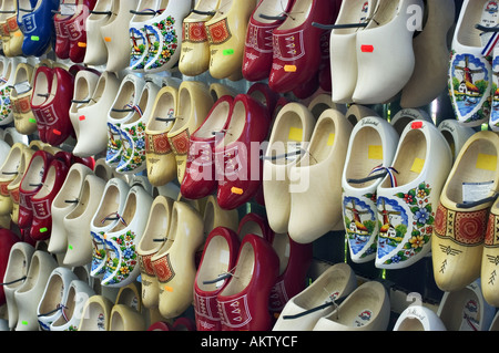 Holzschuhe auf einen Stall in Amsterdamer Blumenmarkt Stockfoto