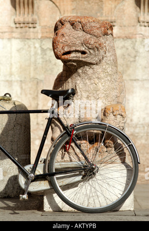 Ferrara Italien A Fahrrad gelehnt eine Jahrhunderte alte Marmorskulptur des Doms Stockfoto