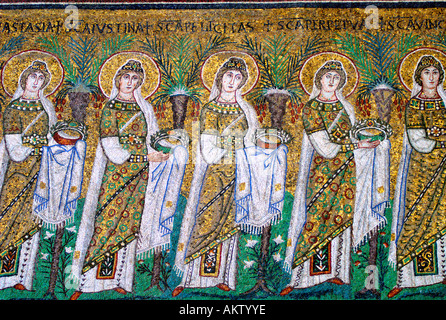 Ravenna Italien 6. C AD Mosaiken abbildenden heilige Jungfrauen mit Opfergaben an die Jungfrau Basilica di Sant Apollinare Nuovo Stockfoto