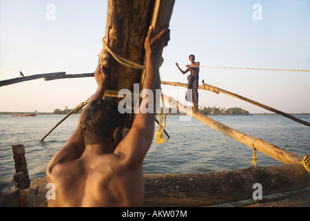 INDIEN KERALA COCHIN FISCHER BRINGEN IN NETZEN Stockfoto